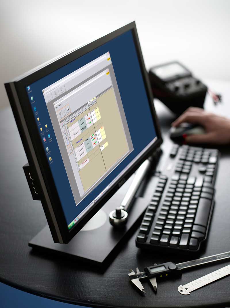 생산성 향상을 위한 Cal Lab 자동화 소프트웨어가 설치된 컴퓨터
